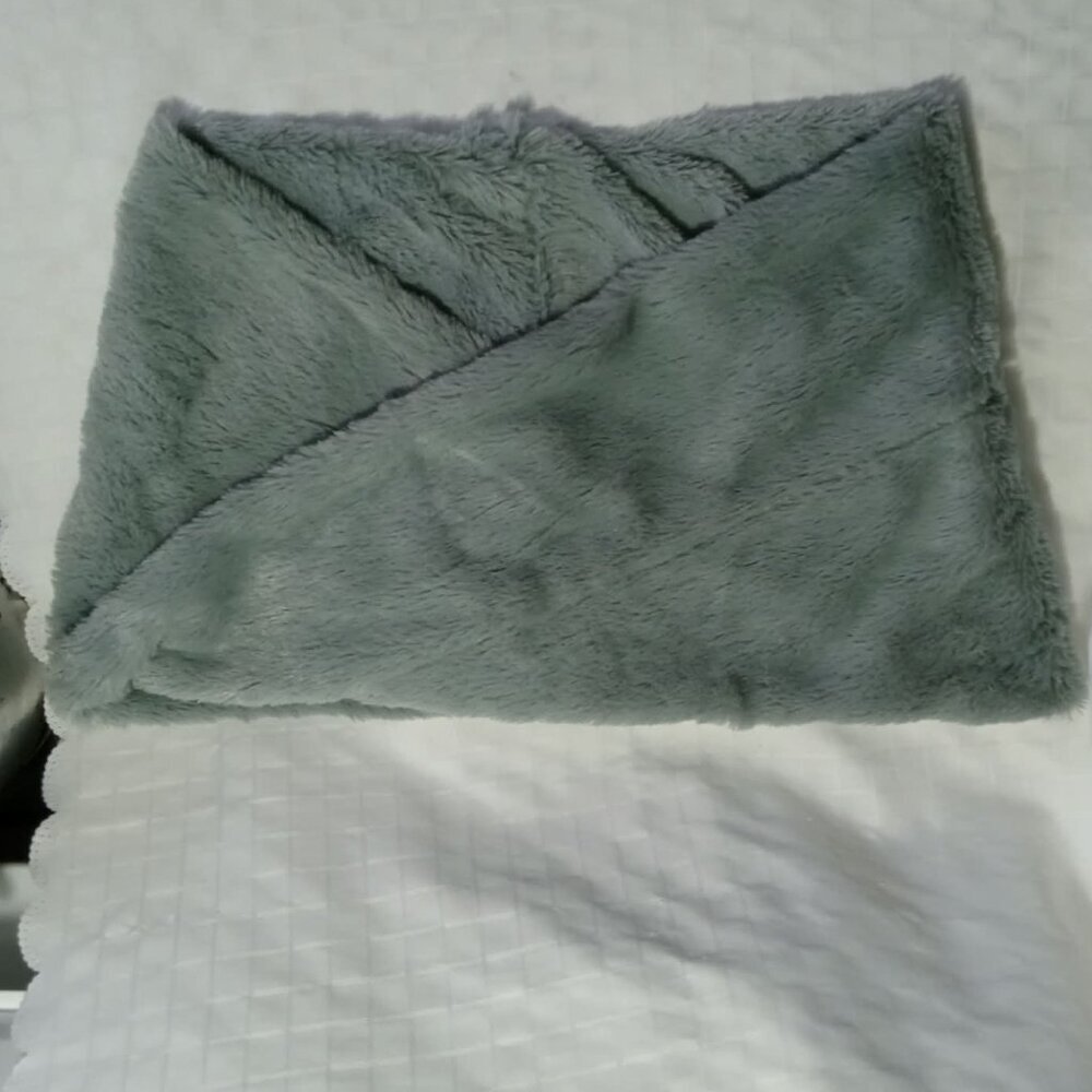 Chic and very soft neck warmer in a bold gray color, faux fur 100% polyester NEW
